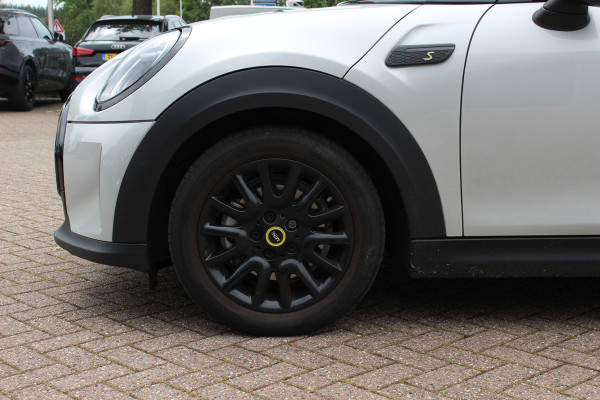MINI Electric MINI Yours 33 kWh / SoH 95,3% / Panoramadak / Leder / Keyless / 17'' / CarPlay / Navigatie / Stuur+Stoelverwarming / Cruise Control / LED Koplampen