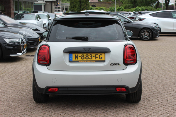 MINI Electric MINI Yours 33 kWh / SoH 95,3% / Panoramadak / Leder / Keyless / 17'' / CarPlay / Navigatie / Stuur+Stoelverwarming / Cruise Control / LED Koplampen