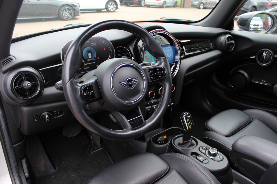 MINI Electric MINI Yours 33 kWh / SoH 95,3% / Panoramadak / Leder / Keyless / 17'' / CarPlay / Navigatie / Stuur+Stoelverwarming / Cruise Control / LED Koplampen