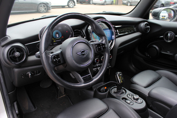 MINI Electric MINI Yours 33 kWh / SoH 95,3% / Panoramadak / Leder / Keyless / 17'' / CarPlay / Navigatie / Stuur+Stoelverwarming / Cruise Control / LED Koplampen