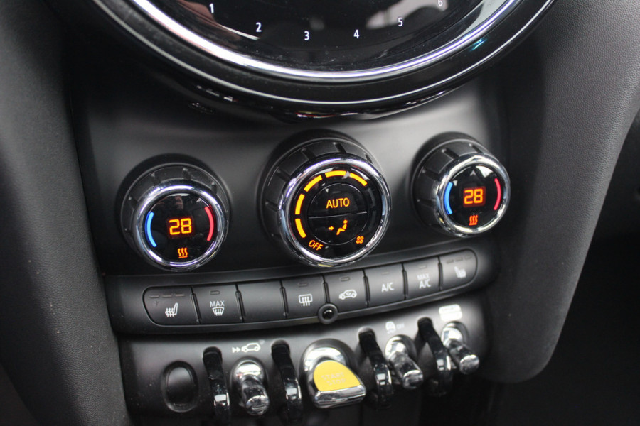 MINI Electric MINI Yours 33 kWh / SoH 95,3% / Panoramadak / Leder / Keyless / 17'' / CarPlay / Navigatie / Stuur+Stoelverwarming / Cruise Control / LED Koplampen