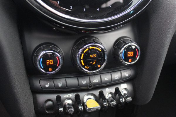MINI Electric MINI Yours 33 kWh / SoH 95,3% / Panoramadak / Leder / Keyless / 17'' / CarPlay / Navigatie / Stuur+Stoelverwarming / Cruise Control / LED Koplampen