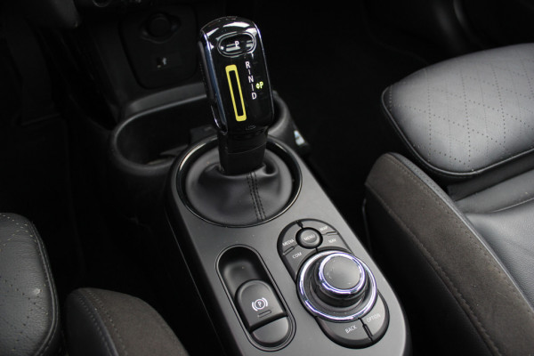 MINI Electric MINI Yours 33 kWh / SoH 95,3% / Panoramadak / Leder / Keyless / 17'' / CarPlay / Navigatie / Stuur+Stoelverwarming / Cruise Control / LED Koplampen