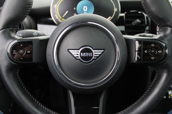 MINI Electric MINI Yours 33 kWh / SoH 95,3% / Panoramadak / Leder / Keyless / 17'' / CarPlay / Navigatie / Stuur+Stoelverwarming / Cruise Control / LED Koplampen