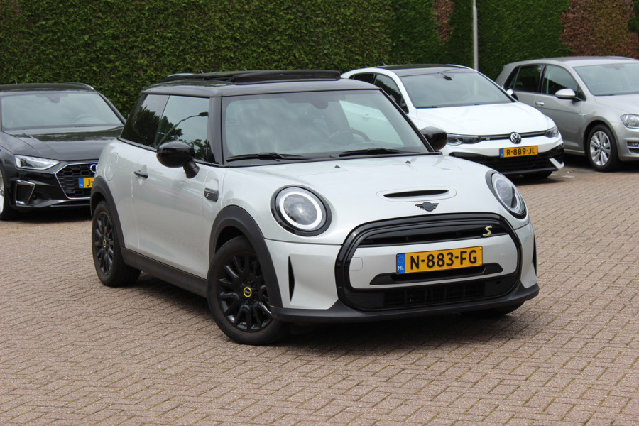 MINI Electric MINI Yours 33 kWh / SoH 95,3% / Panoramadak / Leder / Keyless / 17'' / CarPlay / Navigatie / Stuur+Stoelverwarming / Cruise Control / LED Koplampen
