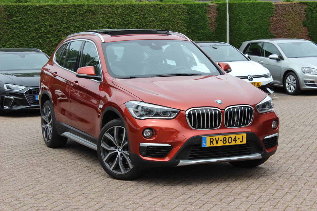 BMW X1 xDrive20i High Executive / Trekhaak / Panoramadak / Head-up / Leder / 19'' / Navigatie / Stoelverwarming / Sportstoelen / DAB / Cruise Control