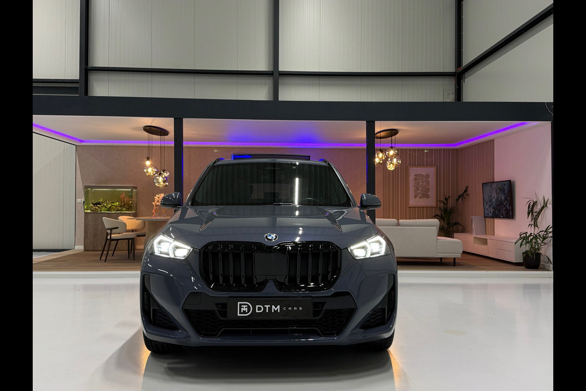 BMW X1 BMW sDrive20i M Sport Pano Sportstoelen ACC Trekhaak Navi LED Camera Carplay