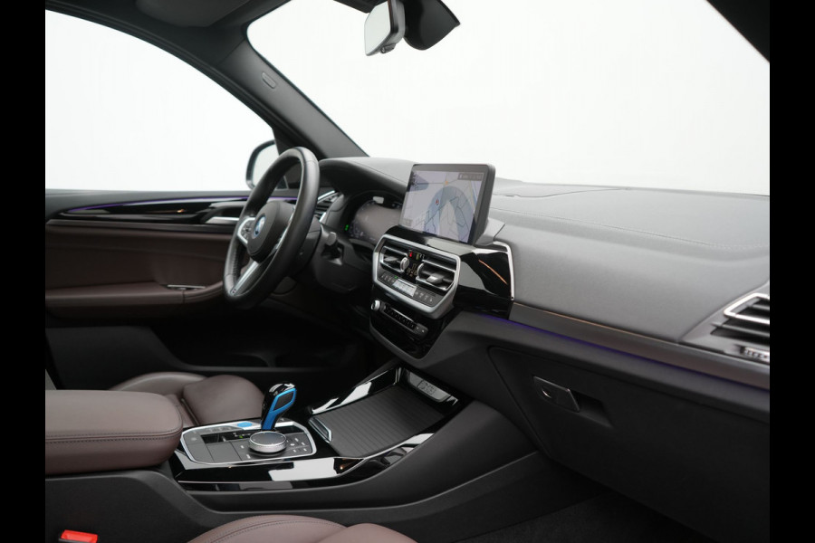 BMW iX3 M Sport 80 kWh 286pk Dealer O.H. | Trekhaak Af Fabriek | Panodak | Head Up | 360 Camera | Harman / Kardon | Lederen Sportstoelen Memory & Verwarmd | Keyless | Blis | Sfeerverlichting | 20"L.M | Adaptive LED |