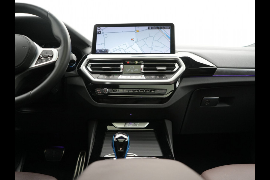 BMW iX3 M Sport 80 kWh 286pk Dealer O.H. | Trekhaak Af Fabriek | Panodak | Head Up | 360 Camera | Harman / Kardon | Lederen Sportstoelen Memory & Verwarmd | Keyless | Blis | Sfeerverlichting | 20"L.M | Adaptive LED |