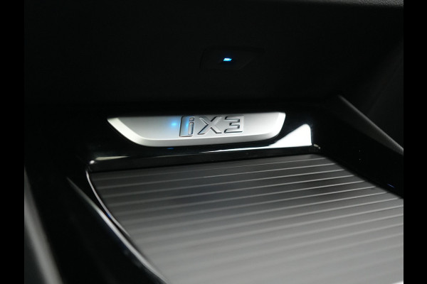 BMW iX3 M Sport 80 kWh 286pk Dealer O.H. | Panodak | Adaptive Cruise | Head Up | 360 Camera | Harman / Kardon | Lederen Sportstoelen Memory & Verwarmd | Keyless | Blis | Stuur Verwarmd | Sfeerverlichting | Apple Carplay | 20"L.M |
