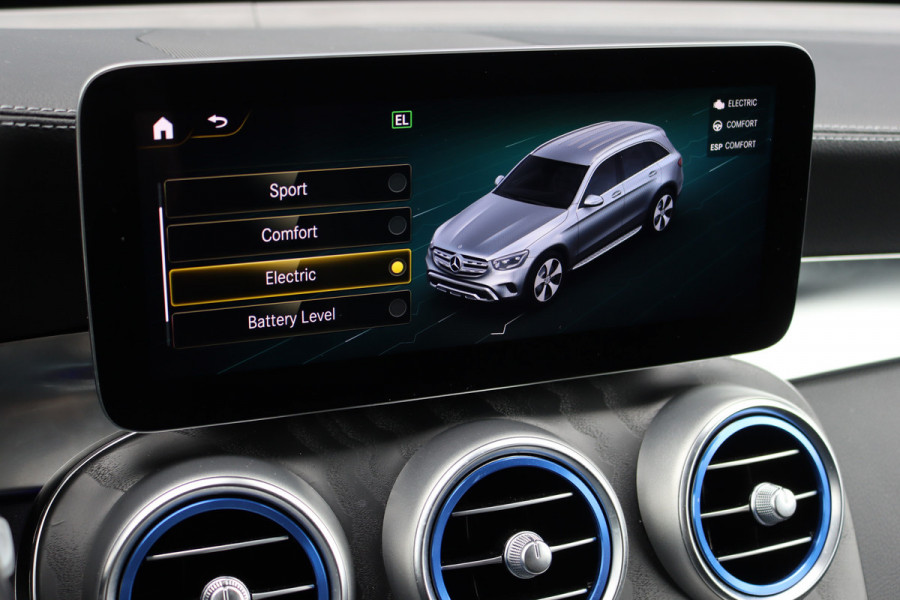 Mercedes-Benz GLC 300e 4MATIC AMG Line | Distronic+ | Memory | Trekhaak | HUD | Verwarmd Stuurwiel | Leder | Keyless Go | Augmented Reality |