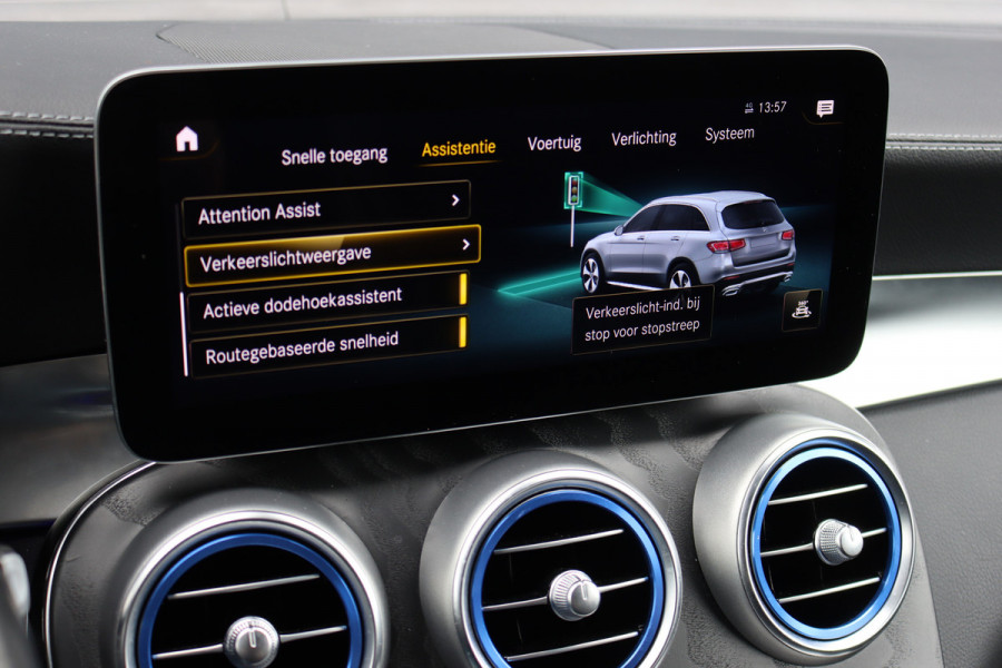 Mercedes-Benz GLC 300e 4MATIC AMG Line | Distronic+ | Memory | Trekhaak | HUD | Verwarmd Stuurwiel | Leder | Keyless Go | Augmented Reality |