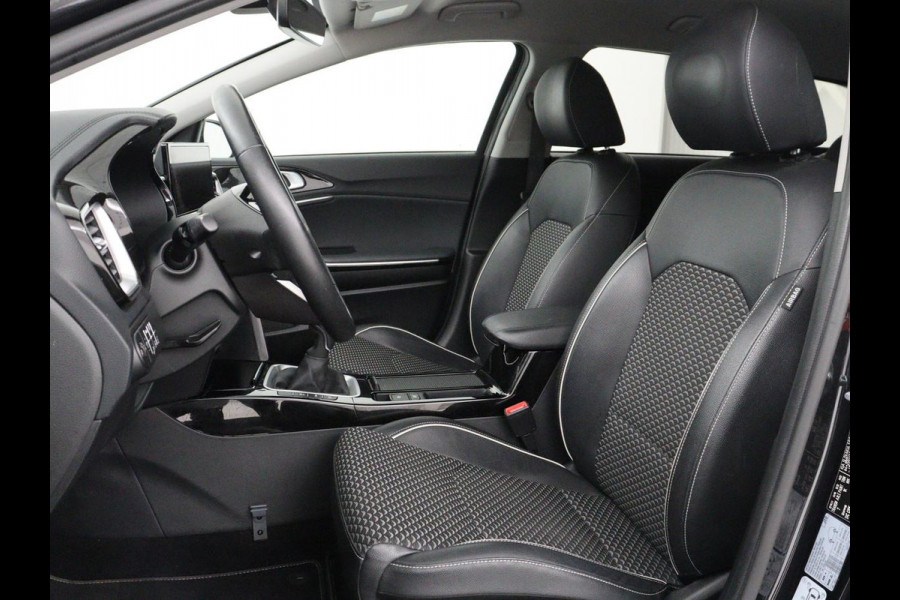 Kia Ceed 1.5 T-GDi DynamicPlusLine | Stoelverwarming | Adaptive cruise | Camera | Carplay | Half leder | Stuurverwarming | Navigatie | Full LED | Side Assist | Climate control | Parkeerhulp | Keyless | Elektrische klep