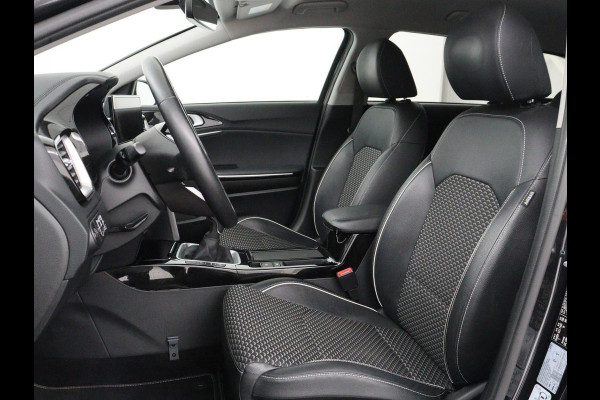 Kia Ceed 1.5 T-GDi DynamicPlusLine | Stoelverwarming | Adaptive cruise | Camera | Carplay | Half leder | Stuurverwarming | Navigatie | Full LED | Side Assist | Climate control | Parkeerhulp | Keyless | Elektrische klep