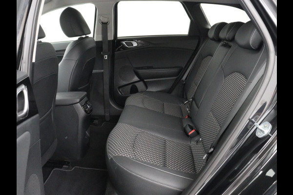 Kia Ceed 1.5 T-GDi DynamicPlusLine | Stoelverwarming | Adaptive cruise | Camera | Carplay | Half leder | Stuurverwarming | Navigatie | Full LED | Side Assist | Climate control | Parkeerhulp | Keyless | Elektrische klep