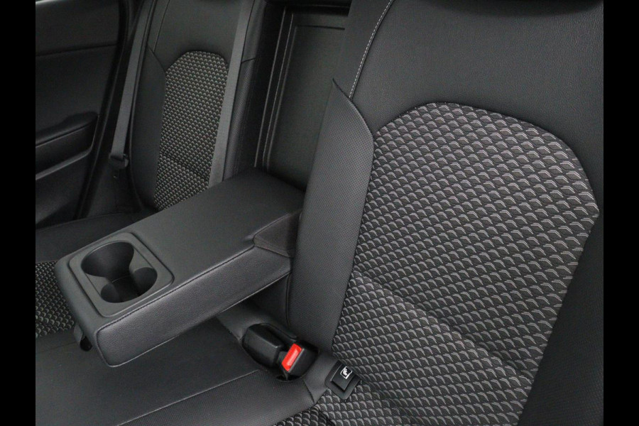 Kia Ceed 1.5 T-GDi DynamicPlusLine | Stoelverwarming | Adaptive cruise | Camera | Carplay | Half leder | Stuurverwarming | Navigatie | Full LED | Side Assist | Climate control | Parkeerhulp | Keyless | Elektrische klep