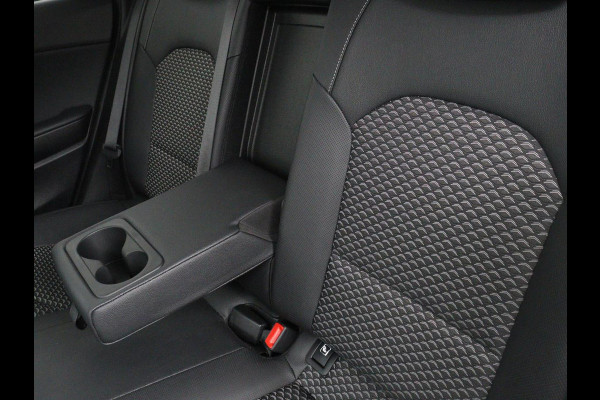 Kia Ceed 1.5 T-GDi DynamicPlusLine | Stoelverwarming | Adaptive cruise | Camera | Carplay | Half leder | Stuurverwarming | Navigatie | Full LED | Side Assist | Climate control | Parkeerhulp | Keyless | Elektrische klep