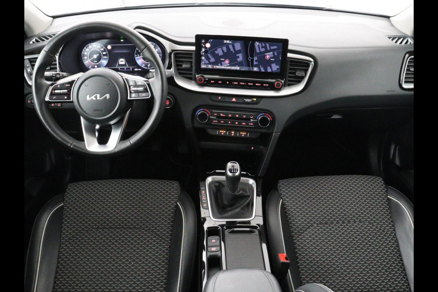 Kia Ceed 1.5 T-GDi DynamicPlusLine | Stoelverwarming | Adaptive cruise | Camera | Carplay | Half leder | Stuurverwarming | Navigatie | Full LED | Side Assist | Climate control | Parkeerhulp | Keyless | Elektrische klep