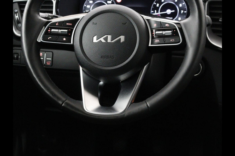 Kia Ceed 1.5 T-GDi DynamicPlusLine | Stoelverwarming | Adaptive cruise | Camera | Carplay | Half leder | Stuurverwarming | Navigatie | Full LED | Side Assist | Climate control | Parkeerhulp | Keyless | Elektrische klep