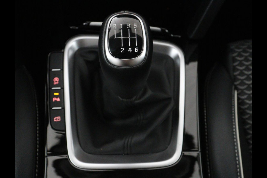 Kia Ceed 1.5 T-GDi DynamicPlusLine | Stoelverwarming | Adaptive cruise | Camera | Carplay | Half leder | Stuurverwarming | Navigatie | Full LED | Side Assist | Climate control | Parkeerhulp | Keyless | Elektrische klep