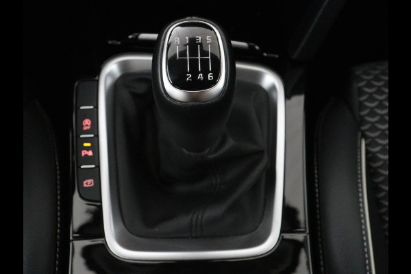 Kia Ceed 1.5 T-GDi DynamicPlusLine | Stoelverwarming | Adaptive cruise | Camera | Carplay | Half leder | Stuurverwarming | Navigatie | Full LED | Side Assist | Climate control | Parkeerhulp | Keyless | Elektrische klep