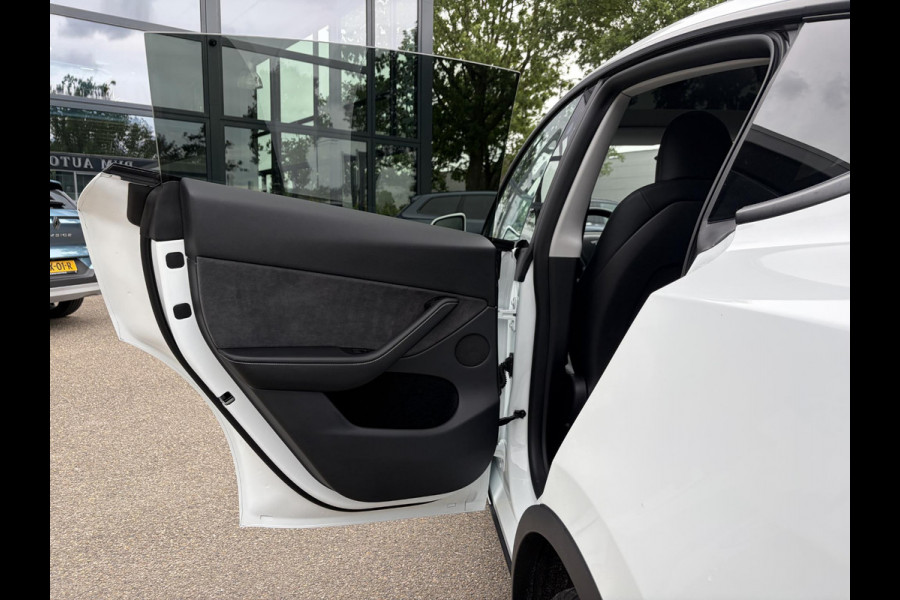 Tesla Y Long Range RWD 75 kWh SOH 97% |26.000KM! | AFNEEMBARE TREKHAAK| RESTERENDE ALGEMENE FABRIEKSGARANTIE TESLA T/M 02-2029 OF 80.000KM| ACCU + AANDRIJFLIJN T/M 02-2033/ 192.000KM| RIJKLAAR GELEVERD
