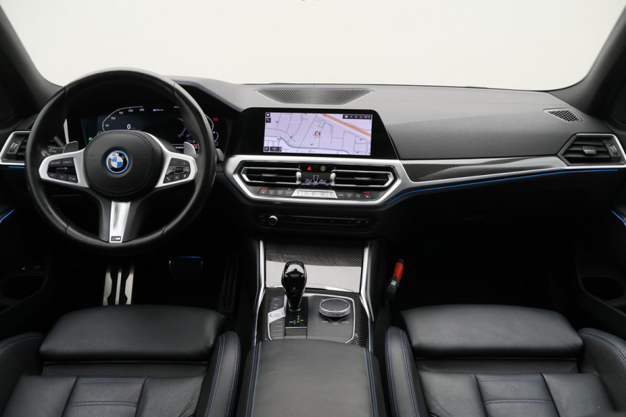 BMW 3 Serie Touring 330e Business Edition Plus M-sport Panoramadak, M-Sportstoelen, Carbon, Camera, Elektr. Trekhaak, 19''