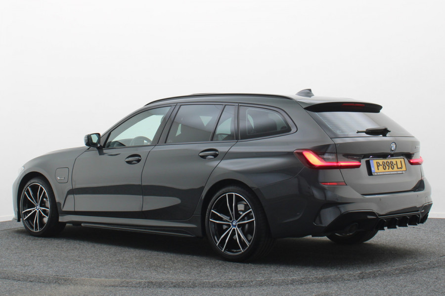 BMW 3 Serie Touring 330e Business Edition Plus M-sport Panoramadak, M-Sportstoelen, Carbon, Camera, Elektr. Trekhaak, 19''
