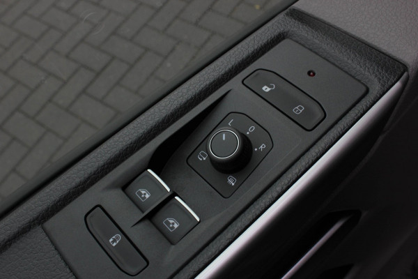 Volkswagen Transporter 2.0 TDI L2H1 150PK BULLI DC DUBBEL CABINE / LEIGHTONVANS BODYKIT / FULL OPTINS / LEDER / FULL BLACK / APPLE