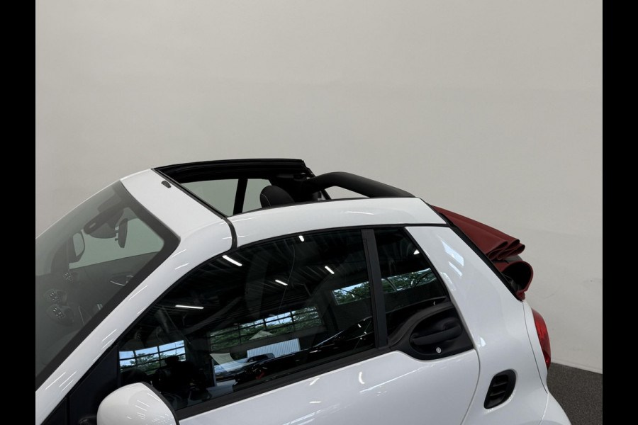 Smart Fortwo Cabrio EQ Comfort 18 kWh Automaat Navigatie Apple Carplay Android Auto Parkeersensoren Achter Climate Control Elektrisch Cabriodak DAB+