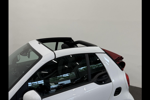 Smart Fortwo Cabrio EQ Comfort 18 kWh Automaat Navigatie Apple Carplay Android Auto Parkeersensoren Achter Climate Control Elektrisch Cabriodak DAB+