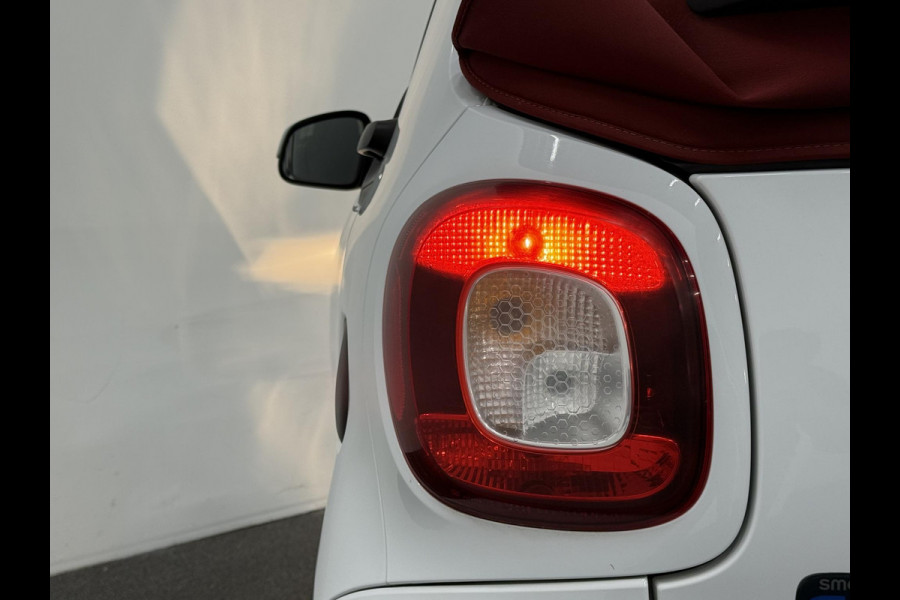 Smart Fortwo Cabrio EQ Comfort 18 kWh Automaat Navigatie Apple Carplay Android Auto Parkeersensoren Achter Climate Control Elektrisch Cabriodak DAB+
