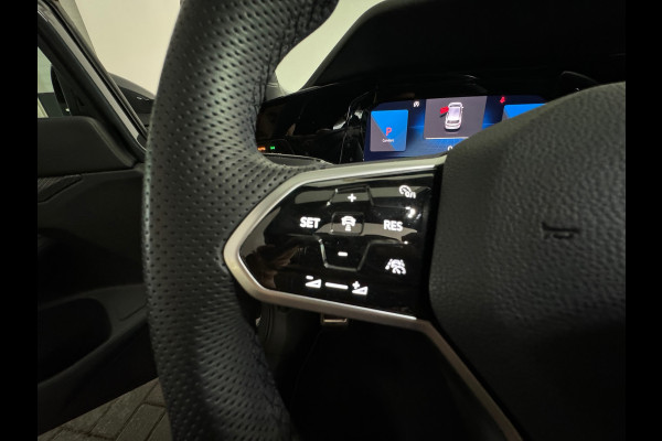Volkswagen Golf 1.5 eTSI R-Line Pano|Keyless|Camera|IQ|Sfeer