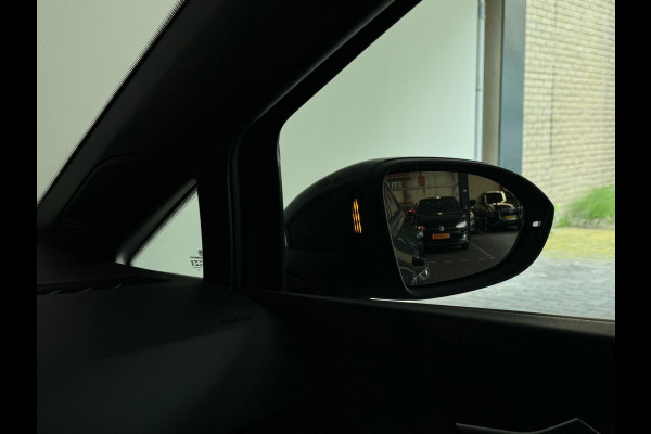 Volkswagen Golf 1.5 eTSI R-Line Pano|Keyless|Camera|IQ|Sfeer