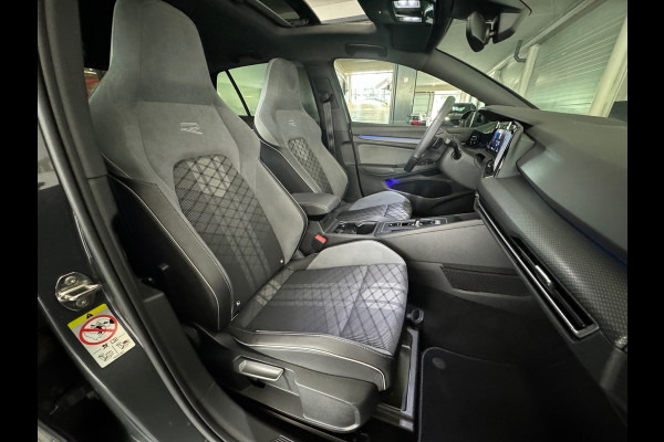 Volkswagen Golf 1.5 eTSI R-Line Pano|Keyless|Camera|IQ|Sfeer