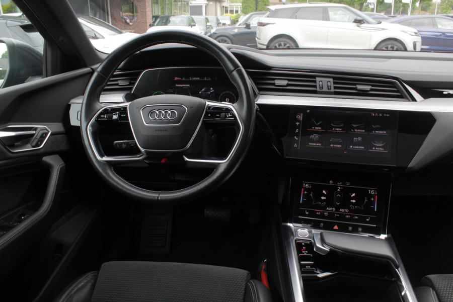 Audi e-tron e-tron 50 quattro Launch ed. 71 kWh 3x S-Line / Trekhaak / Panoramadak / Camera / 20'' / Luchtvering / ACC / Navigatie / Stoelverwarming / DAB