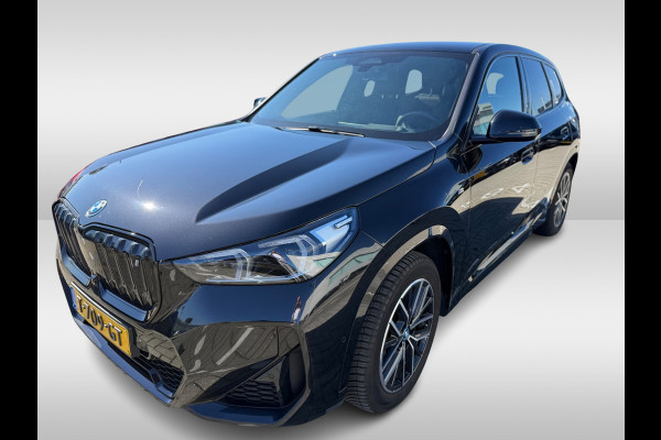 BMW iX1 xDrive30 Launch Edition 67 kWh M Sport / Trekhaak / 360Camera / Head-up / Leder / CarPlay / 18'' / Keyless / Stoelverwarming / DAB / Cruise Control