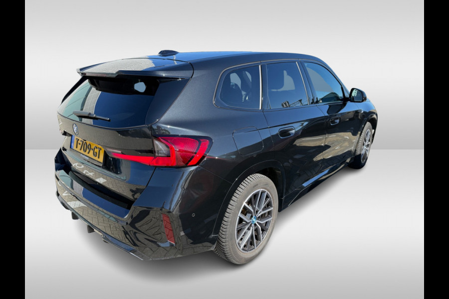 BMW iX1 xDrive30 Launch Edition 67 kWh M Sport / Trekhaak / 360Camera / Head-up / Leder / CarPlay / 18'' / Keyless / Stoelverwarming / DAB / Cruise Control