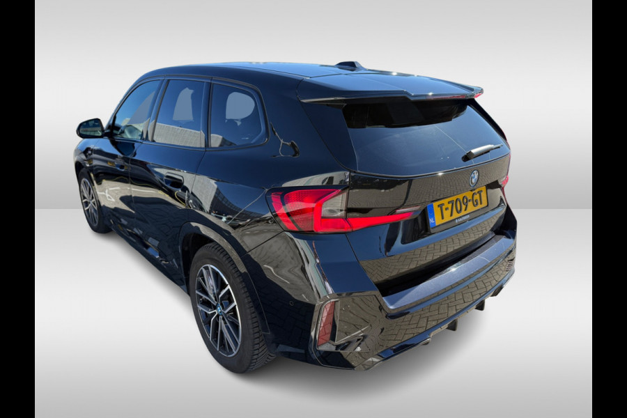 BMW iX1 xDrive30 Launch Edition 67 kWh M Sport / Trekhaak / 360Camera / Head-up / Leder / CarPlay / 18'' / Keyless / Stoelverwarming / DAB / Cruise Control