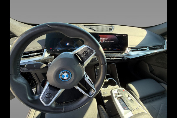 BMW iX1 xDrive30 Launch Edition 67 kWh M Sport / Trekhaak / 360Camera / Head-up / Leder / CarPlay / 18'' / Keyless / Stoelverwarming / DAB / Cruise Control