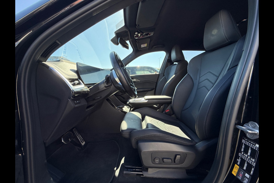 BMW iX1 xDrive30 Launch Edition 67 kWh M Sport / Trekhaak / 360Camera / Head-up / Leder / CarPlay / 18'' / Keyless / Stoelverwarming / DAB / Cruise Control