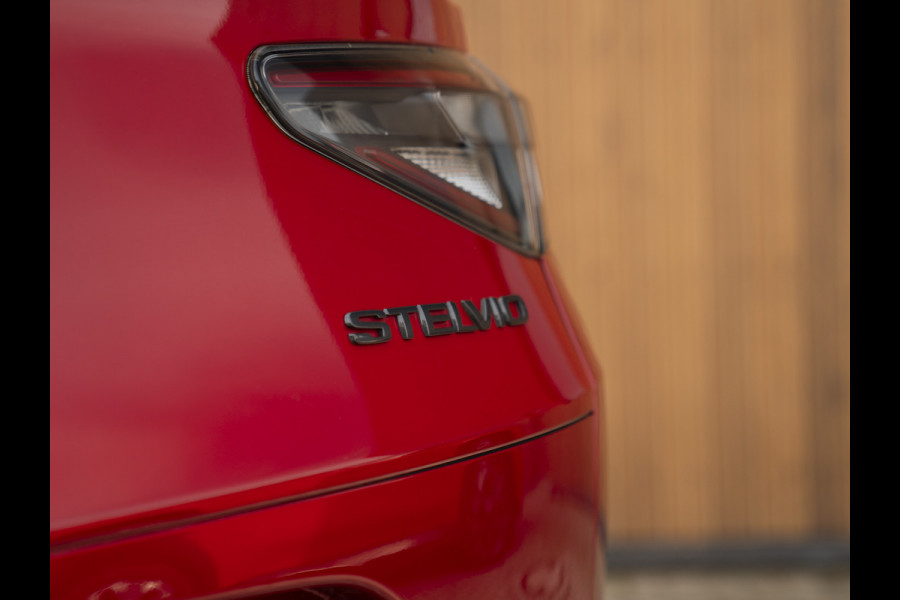 Alfa Romeo Stelvio 2.9 V6 AWD Quadrifoglio | Harman/Kardon | Rosso Competizione | Adapt. cruise | CarPlay | Carbon stuur