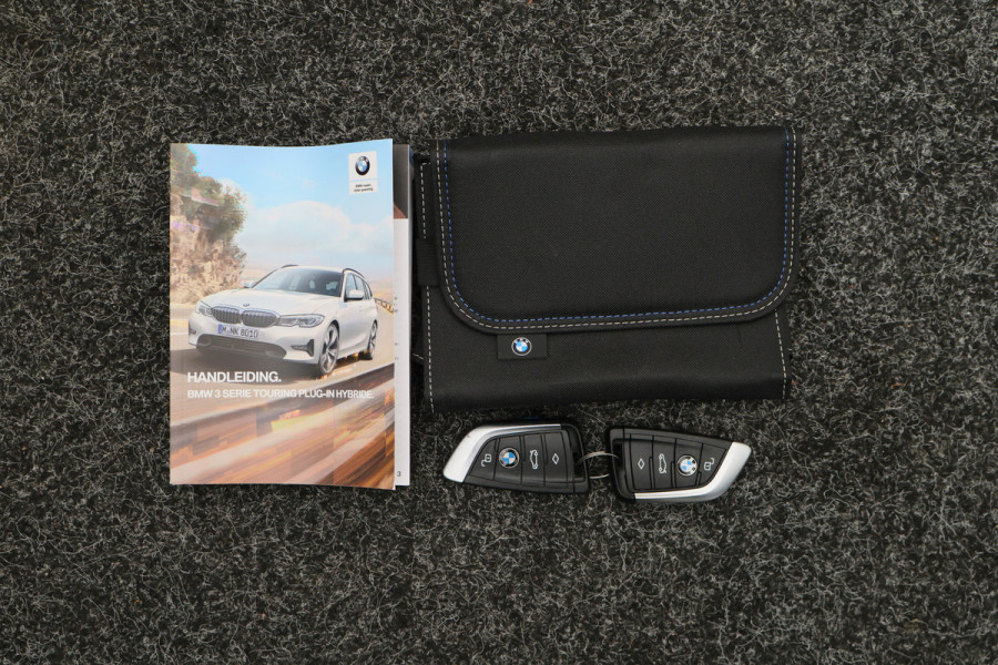 BMW 3 Serie Touring 330e Business Edition Plus M-sport Panoramadak, M-Sportstoelen, Carbon, Camera, Elektr. Trekhaak, 19''