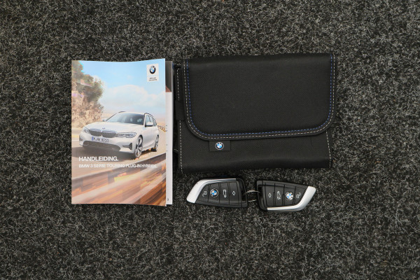 BMW 3 Serie Touring 330e Business Edition Plus M-sport Panoramadak, M-Sportstoelen, Carbon, Camera, Elektr. Trekhaak, 19''