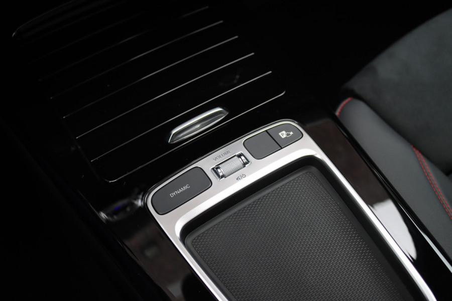 Mercedes-Benz A-Klasse 250 4MATIC AMG Line | 224pk | Panoramadak | Memory | Burmester | Camera | Standkachel | Keyless Go | Apple Carplay | Nightpakket | Verwarmd Stuurwiel |