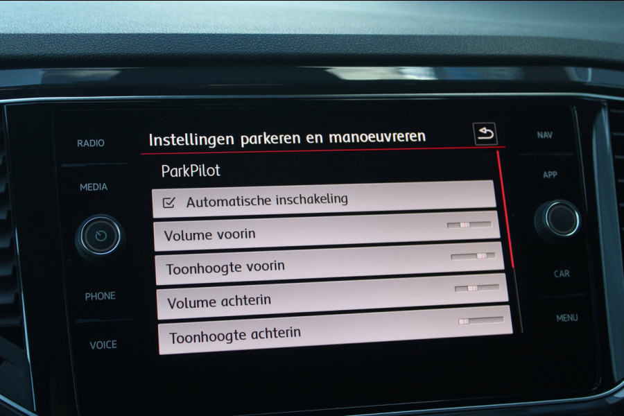 Volkswagen T-Roc 1.5 TSI R-Line Org. NL | Af. Trekhaak | Virtueel | ACC | Stoel/stuurverwarming