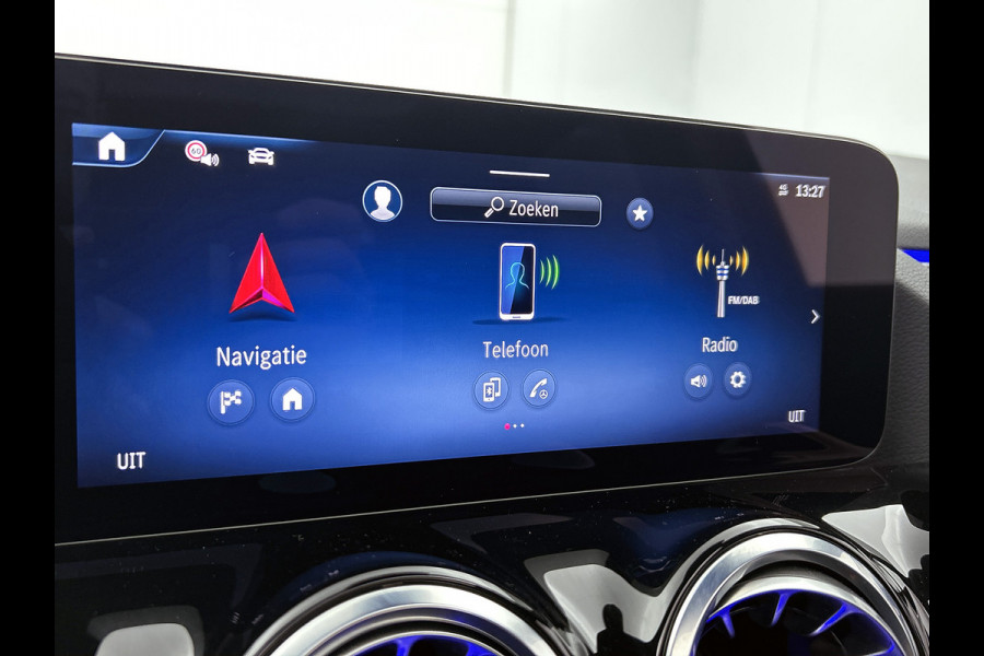 Mercedes-Benz GLA 180 AMG Line | AMG-Line In en Exterieur | Lichtmetalen velgen | panoramadak | Parking support | wide screen | Navigatie | Inclusief 24 maanden MB Certified garantie voor Europa.