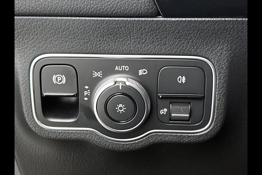 Mercedes-Benz GLA 180 AMG Line | AMG-Line In en Exterieur | Lichtmetalen velgen | panoramadak | Parking support | wide screen | Navigatie | Inclusief 24 maanden MB Certified garantie voor Europa.