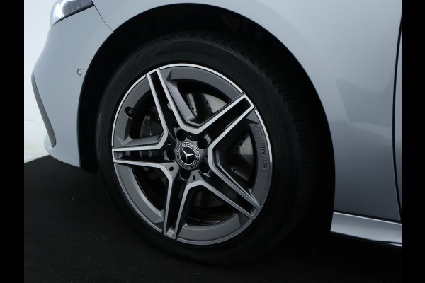 Mercedes-Benz A-Klasse 250 e Plug-In Hybride AMG Sportpakket | Sfeerverlichting | Keyless Go | Parkeerpakket met Camera | CarPlay | Inclusief 24 maanden Mercedes-Benz Certified garantie voor Europa.