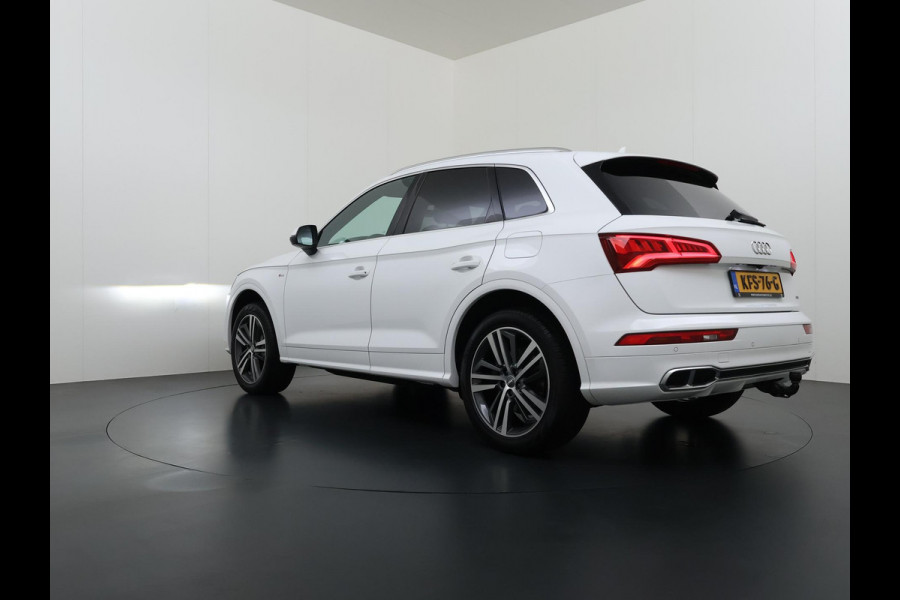 Audi Q5 55 TFSI e quattro Competition VAN: 44.900,- VOOR: 39.877,- UW WKVOORDEEL: 5.023,- | 32.000KM! |PANO| ELEKTRISCHE TREKHAAK| ELEK. ACHTERKLEP |MASSAGE| ADAPTIVE CRUISE| CAMERA| NET ONDERHOUD GEHAD RIJKLAAR INCL. 12 MND BOVAG GARANTIE| SFEERVERLICHTING